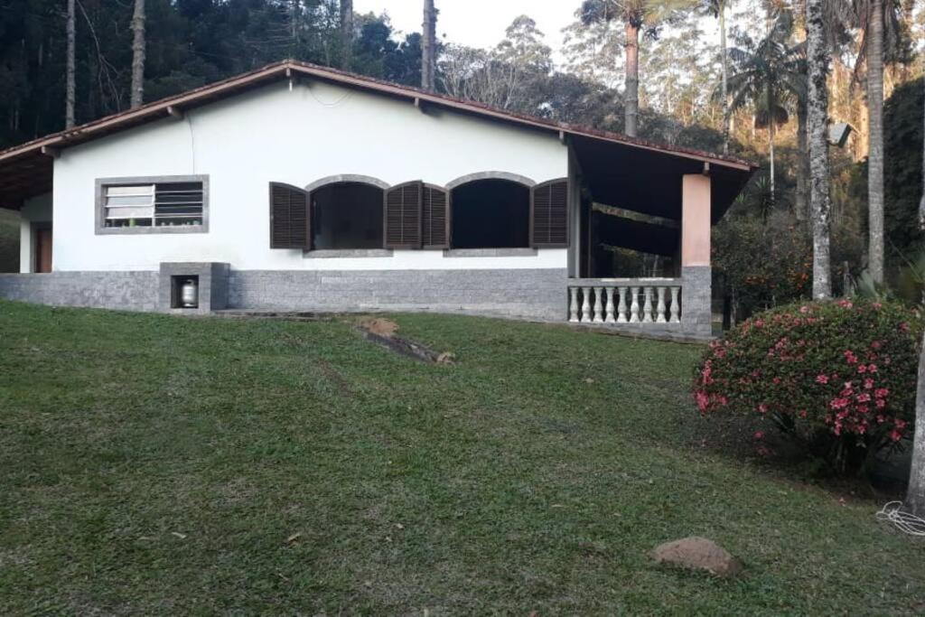 Casa De Campo Agradavel Com Piscina, Parquinho, Lago, Riacho, Quadra, Sinuca E Mais! Villa Жукитиба Екстериор снимка