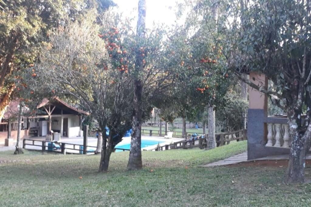 Casa De Campo Agradavel Com Piscina, Parquinho, Lago, Riacho, Quadra, Sinuca E Mais! Villa Жукитиба Екстериор снимка