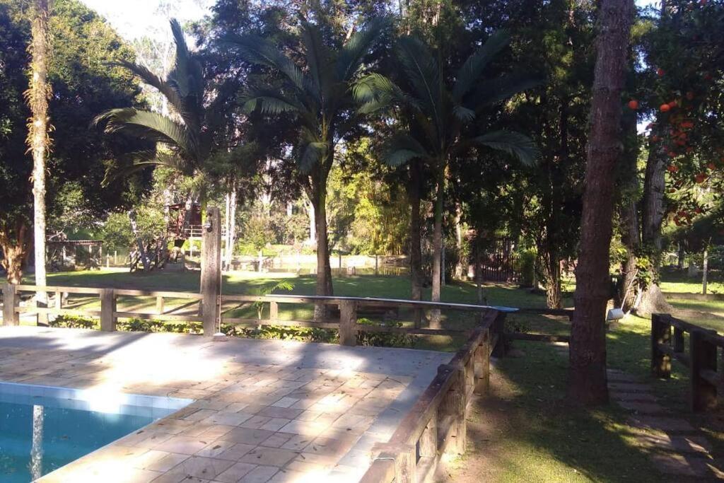 Casa De Campo Agradavel Com Piscina, Parquinho, Lago, Riacho, Quadra, Sinuca E Mais! Villa Жукитиба Екстериор снимка