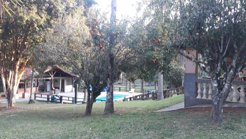 Casa De Campo Agradavel Com Piscina, Parquinho, Lago, Riacho, Quadra, Sinuca E Mais! Villa Жукитиба Екстериор снимка